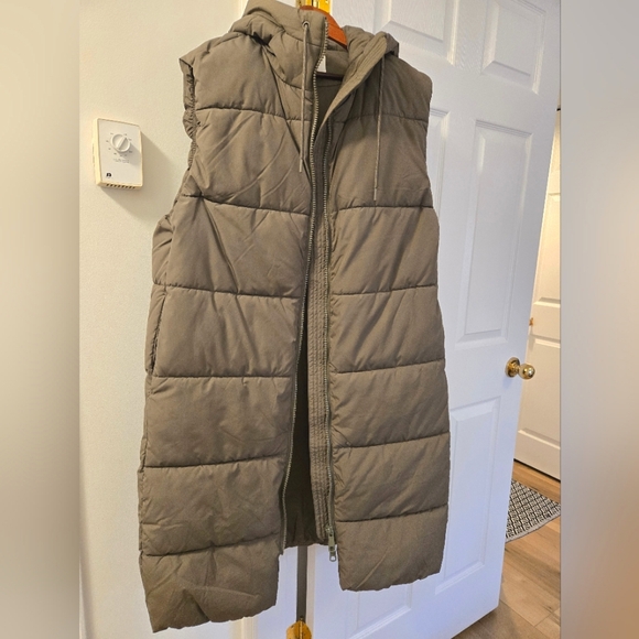 SOLD H&M Puffer Vest with Hood - Picture 5 of 7